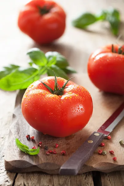 Vers rundvlees tomaten op snijplank — Stockfoto