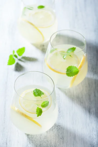 Limonada fresca em vidro — Fotografia de Stock