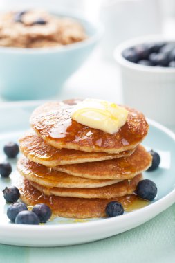 Amerikan şurubu ve yaban mersinli krep