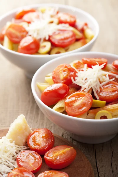 Паста с помидорами и салями — стоковое фото