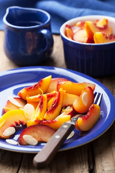 Nectarines en pruimen op siroop — Stockfoto