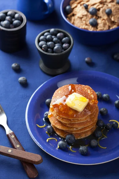 Pancakes with syrup and blueberry — Stock Photo, Image