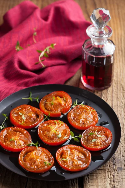 Tomates cuites au four aux herbes et à l'huile d'olive — Photo