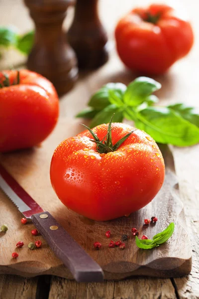 Tomates de carne fresca na tábua de corte — Fotografia de Stock