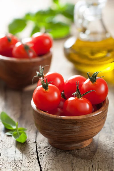 Tomate cereja e manjericão — Fotografia de Stock