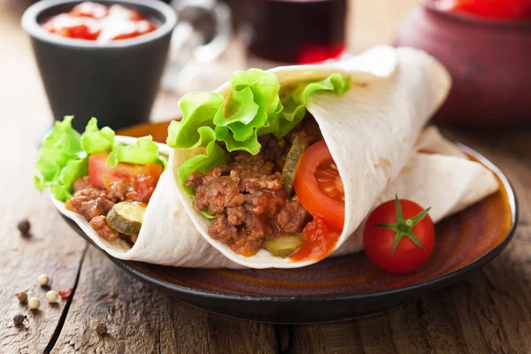 Tortilla envolve com carne e legumes — Fotografia de Stock