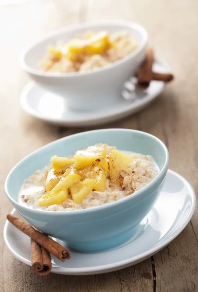 Müsli mit karamellisiertem Apfel — Stockfoto