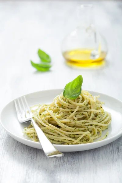 Spaghetti z sosem pesto — Zdjęcie stockowe