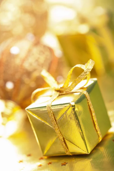 Goldene Weihnachtsgeschenke und Dekoration — Stockfoto