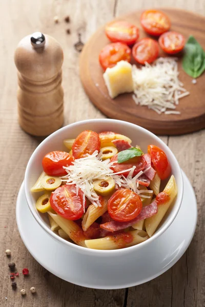 Nudeln mit Tomaten und Salami — Stockfoto