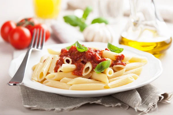 Włoski makaron z sosem pomidorowym — Zdjęcie stockowe