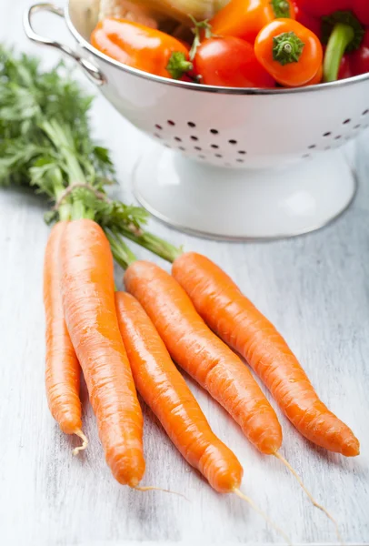 Свіжа морква і овочі в друшляку — стокове фото