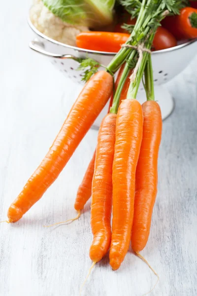 Φρέσκα καρότα και τα λαχανικά σε σουρωτήρι — Φωτογραφία Αρχείου