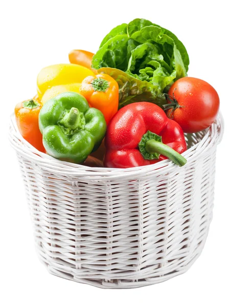 Kleurrijke groenten in mand geïsoleerd — Stockfoto