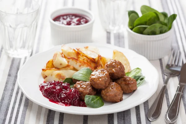 Swedish meatballs with potatoes and lingon jam — Stock Photo, Image