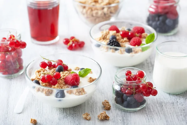 Colazione sana con yogurt e muesli — Foto Stock