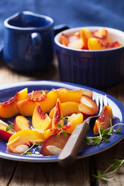 Nectarines en pruimen op siroop — Stockfoto