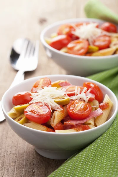 Pasta met tomaten en salami — Stockfoto