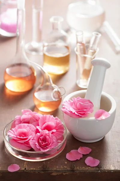 Aromatherapie en alchemie met roze bloemen — Stockfoto