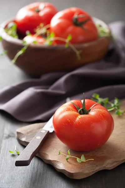 Tomates frescos na tábua de corte — Fotografia de Stock