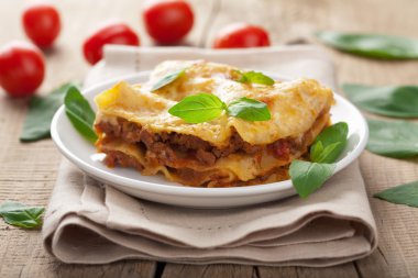Lazanya bolognese