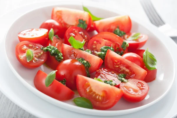 Salada de tomate com molho de manjericão — Fotografia de Stock
