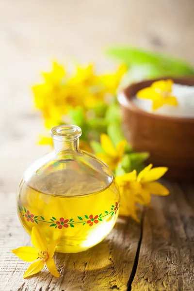 Essential oil and yellow flowers for spa — Stock Photo, Image