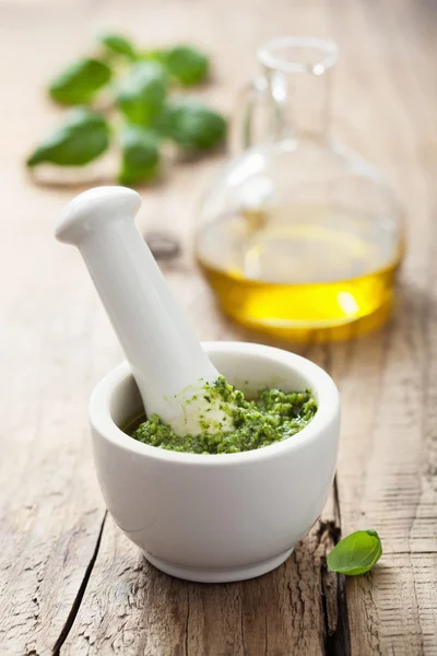 Molho pesto em argamassa — Fotografia de Stock