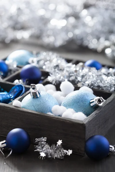 Scatola nera piena di decorazioni natalizie — Foto Stock
