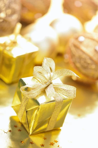 Golden christmas gifts and decoration — Stock Photo, Image