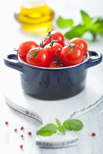 Tomates cherry y albahaca en cazuela —  Fotos de Stock