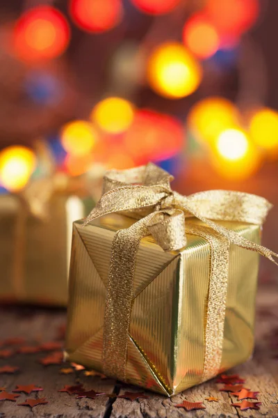 Goldene Weihnachtsgeschenke und Dekoration — Stockfoto