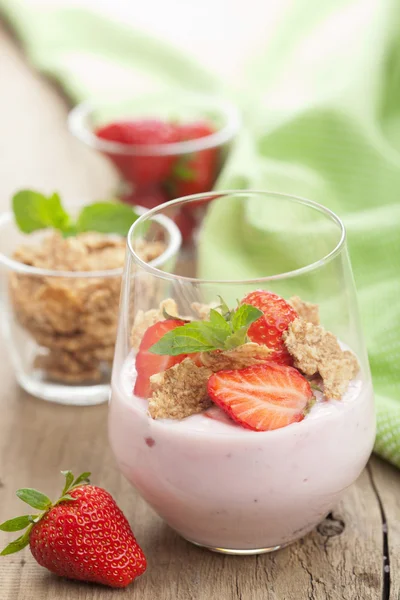 Yogurt alla fragola con cornflakes e menta — Foto Stock