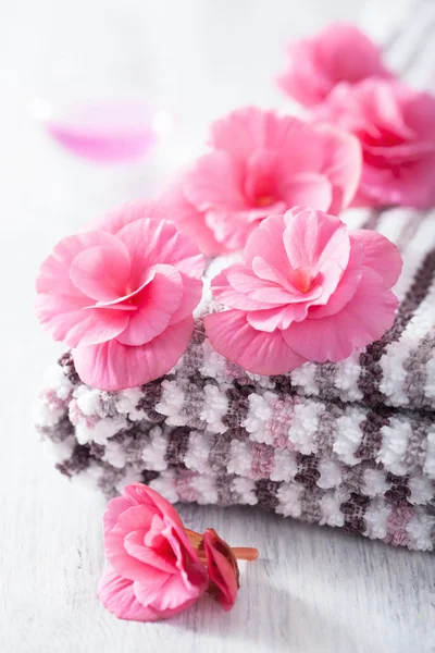 Pink flowers and towel for spa — Stock Photo, Image