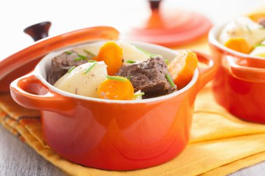 Patates ve havuçlu biftek güveci.