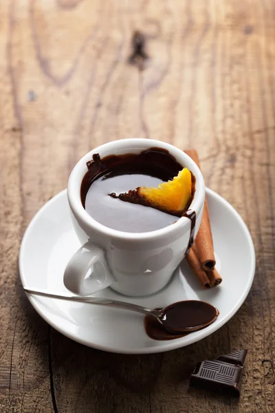 Chocolate quente com laranja e canela — Fotografia de Stock