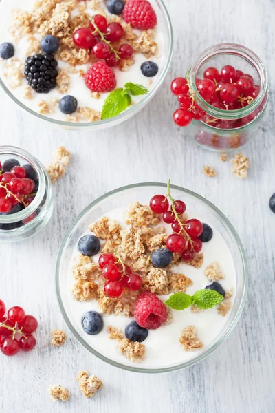 Desayuno saludable con yogur y granola —  Fotos de Stock