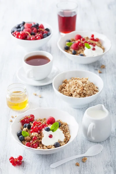 Colazione sana con yogurt e muesli — Foto Stock