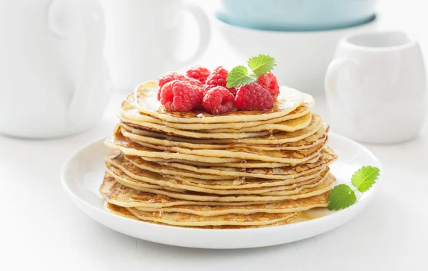 Bal ve ahududu ile Pancakes — Stok fotoğraf