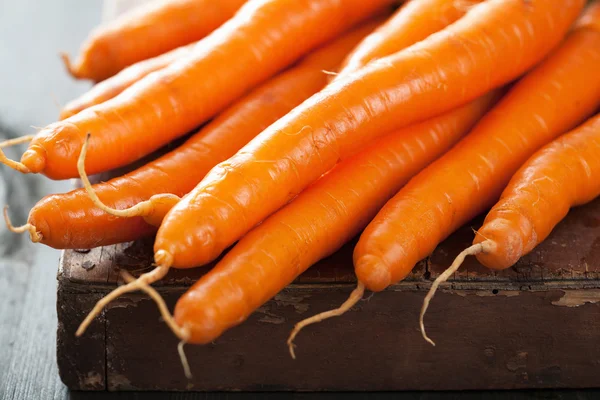 Свіжа морква над дерев'яним тлом — стокове фото