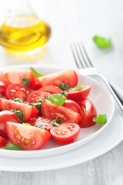 Ensalada de tomate con aderezo de albahaca —  Fotos de Stock