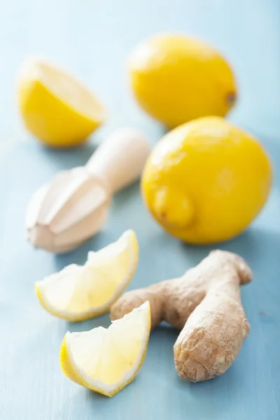 Zitrone und Ingwer auf blauem Hintergrund — Stockfoto