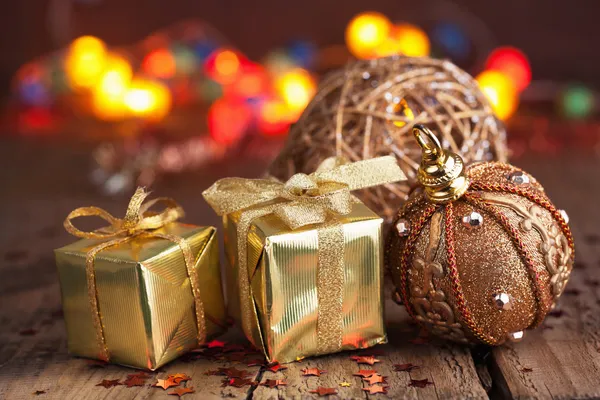 Goldene Weihnachtsgeschenke und Dekoration — Stockfoto