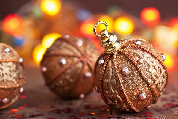 Złotą piłkę Bożego Narodzenia przez kolorowe tło zamazane pole — Zdjęcie stockowe