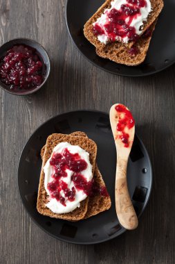 Creme fraiche ve İsveç kirazı reçel ile ekmek