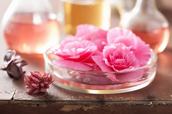 Aromaterapia y alquimia con flores rosadas —  Fotos de Stock