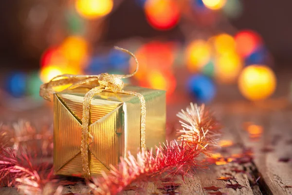 Altın christmas hediyeler ve dekorasyon — Stok fotoğraf
