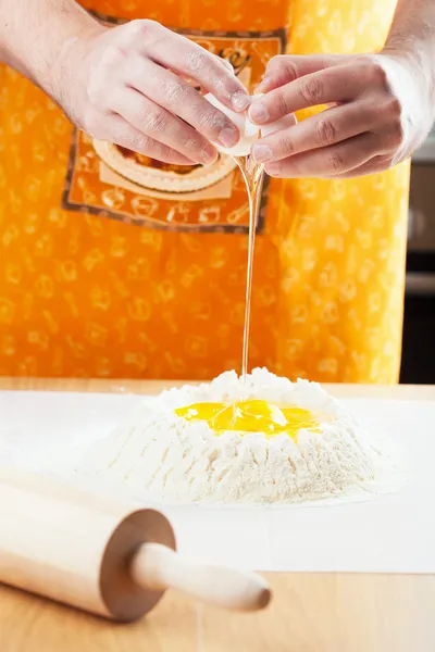 シェフ割れる卵に小麦粉 — ストック写真