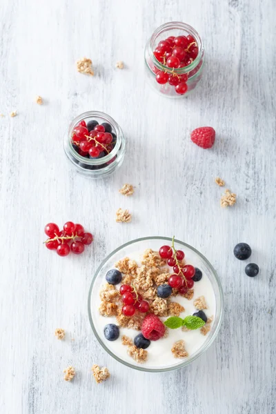 Здоровый завтрак с йогуртом и мюсли — стоковое фото