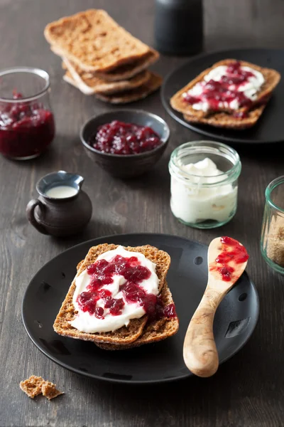 Bröd med crème fraiche och lingon sylt — Stockfoto